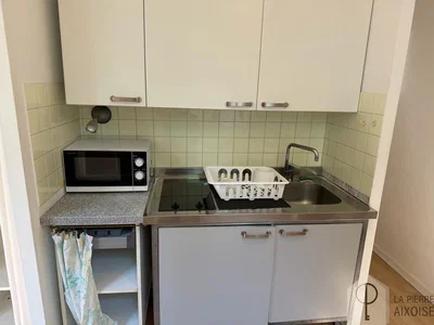 Keuken; keukenapparatuur, tegelvloer