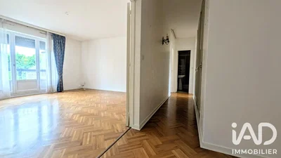 Salón; suelo de madera, luz natural
