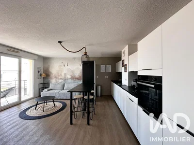 Salón; electrodomésticos, luz natural, suelo de madera