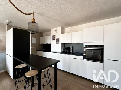 Cocina; electrodomésticos, suelo de madera, luz natural, estilo moderno