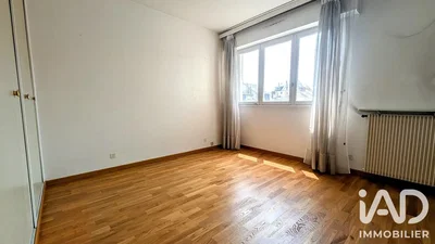 Dormitorio; suelo de madera, luz natural