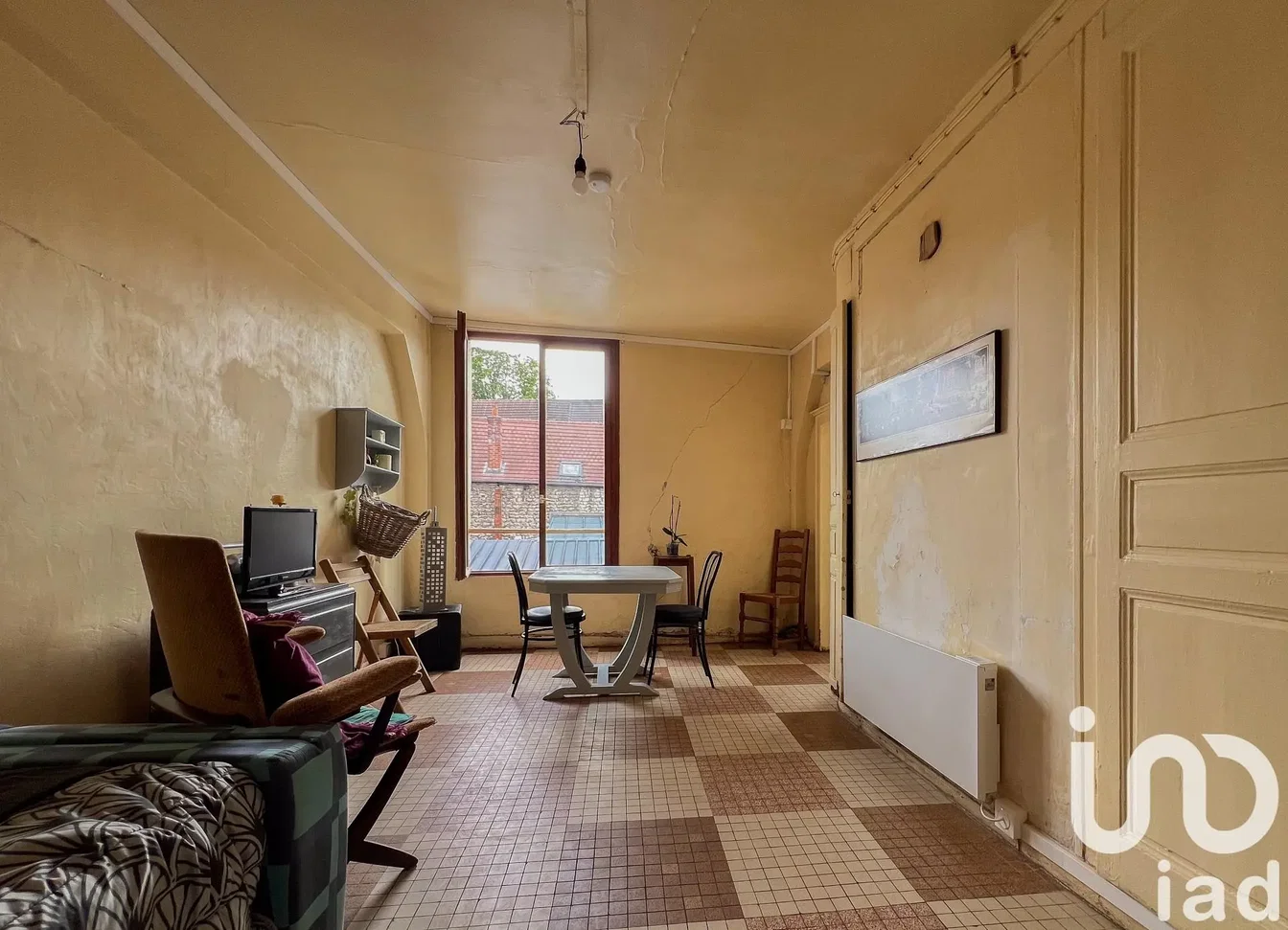 Salón; necesita renovación, suelo de baldosas