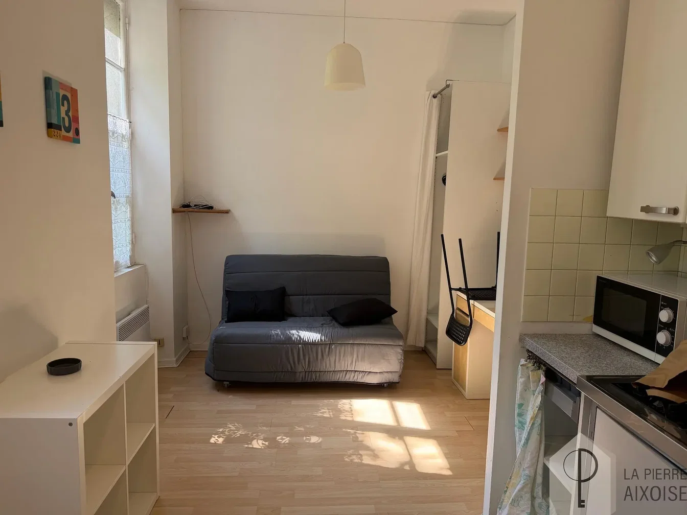 Woonkamer; natuurlijk licht, houten vloer