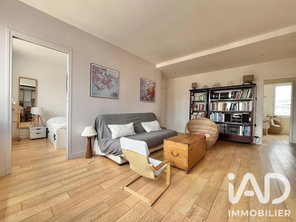Salón; suelo de madera, luz natural, estilo moderno