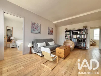 Salón; suelo de madera, luz natural, estilo moderno