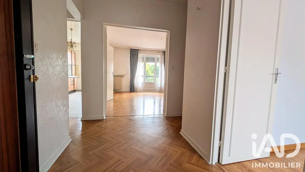 Salón; suelo de madera, luz natural