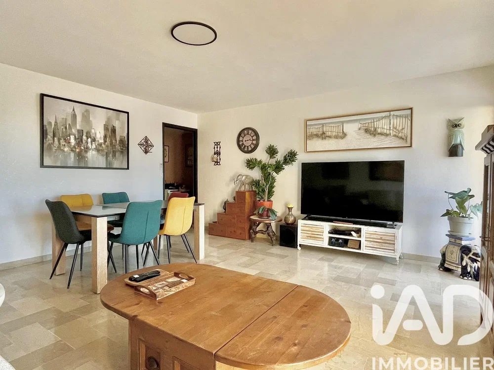 Oturma odası; fayans zemin, doğal ışık, modern stil