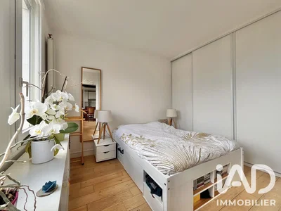 Dormitorio; luz natural, suelo de madera