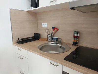 مطبخ; أجهزة المطبخ, أرضية من البلاط, أرضية خشبية, ضوء طبيعي