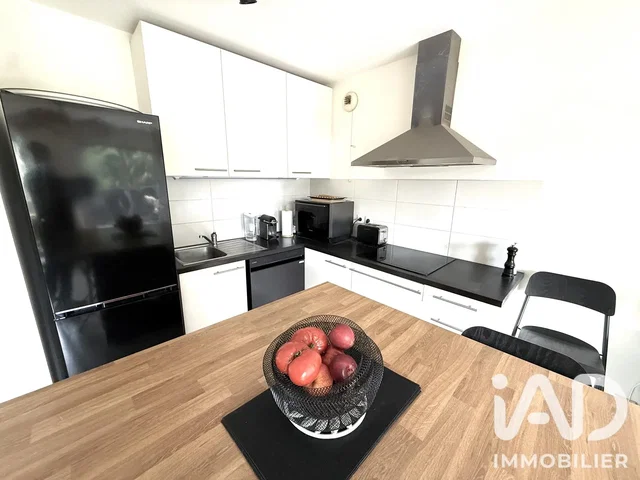 Cocina; electrodomésticos, suelo de madera, luz natural
