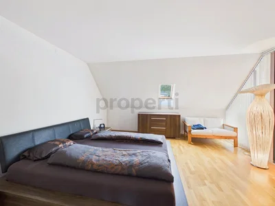 Dormitorio; suelo de madera, luz natural