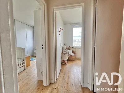 Habitación infantil; suelo de madera, luz natural