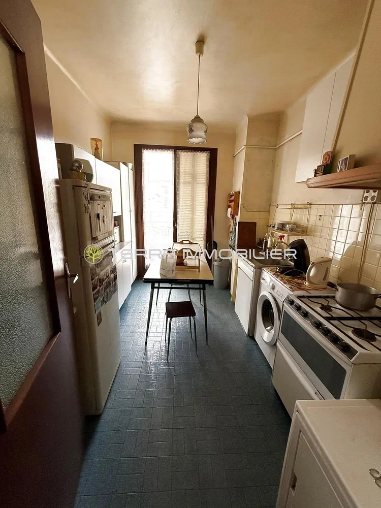 Kuchyňa; kuchynské spotrebiče, dlažba, prirodzené svetlo