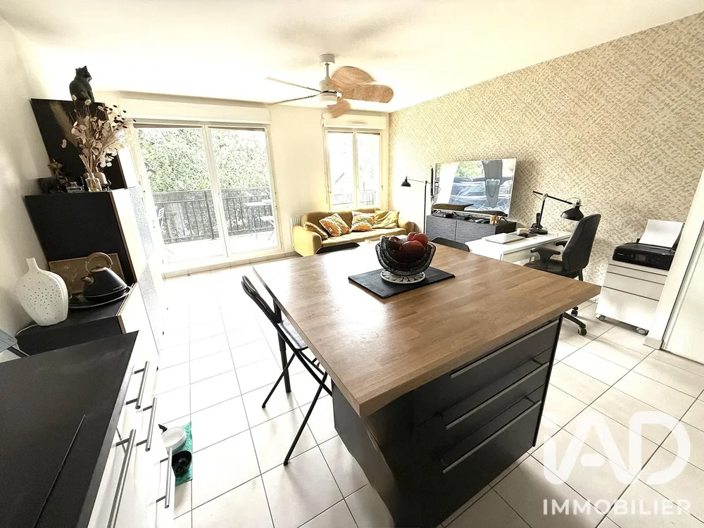 Salón; luz natural, suelo de baldosas
