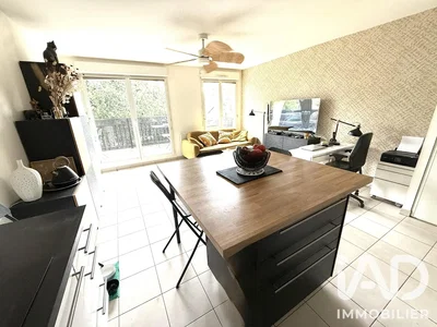 Salón; luz natural, suelo de baldosas