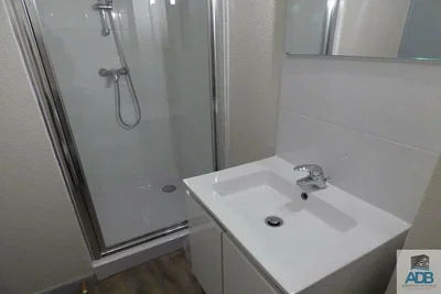 Toalet; pločice, renoviran, prirodno svjetlo