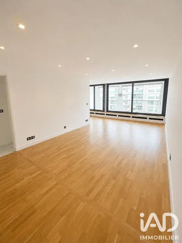 Salón; suelo de madera, luz natural
