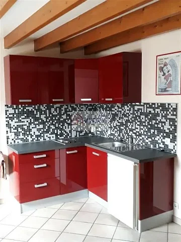 Keuken; tegelvloer, houten balken, keukenapparatuur