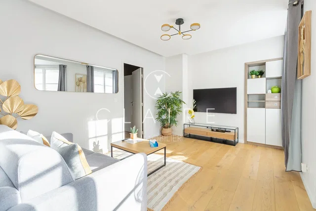 Salón; luz natural, suelo de madera, estilo moderno