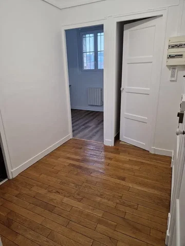 Slaapkamer; houten vloer, natuurlijk licht