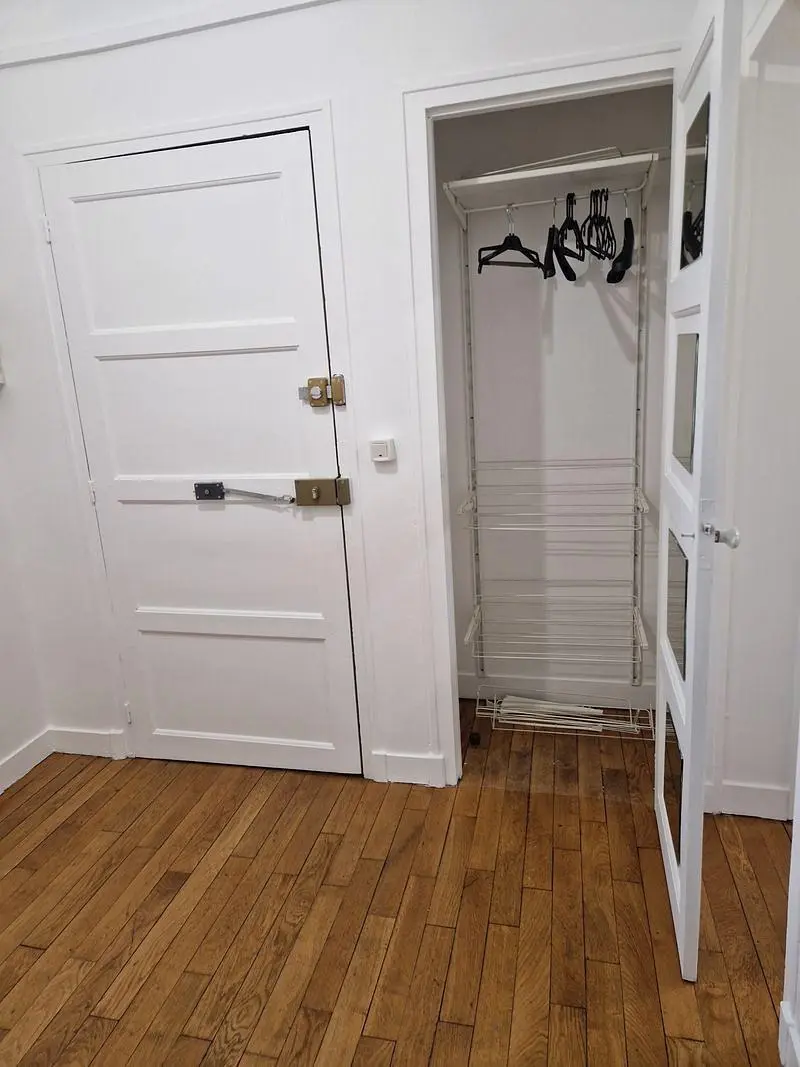 Guardaroba; pavimento in legno