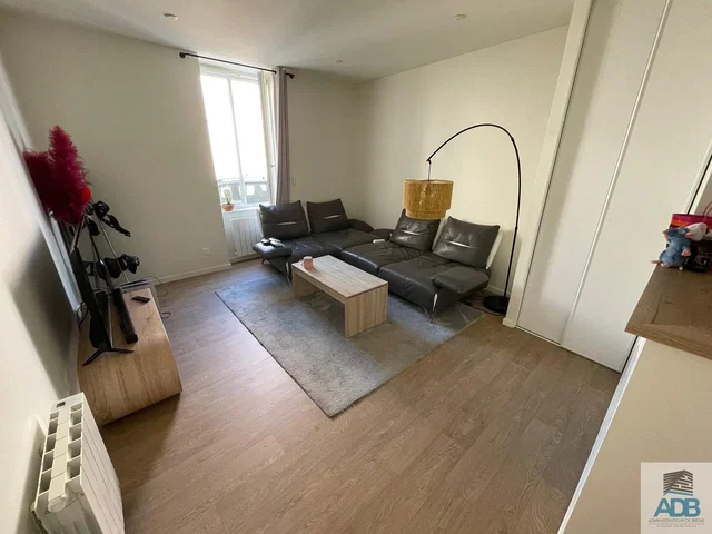Woonkamer; natuurlijk licht, houten vloer