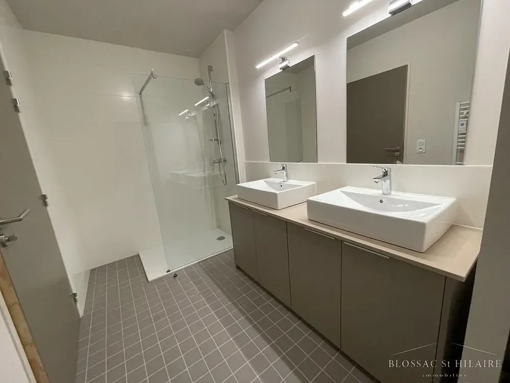 Badkamer; tegelvloer, gerenoveerd, natuurlijk licht