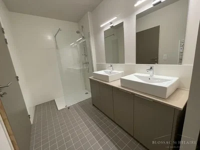 Badkamer; tegelvloer, gerenoveerd, natuurlijk licht