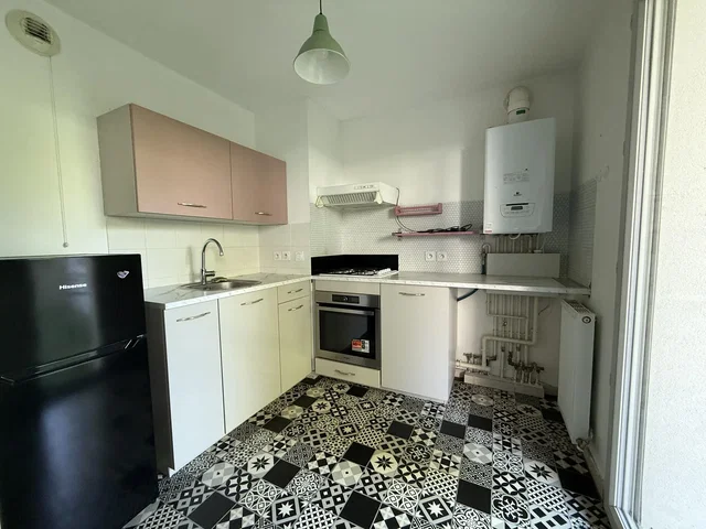 Keuken; keukenapparatuur, tegelvloer