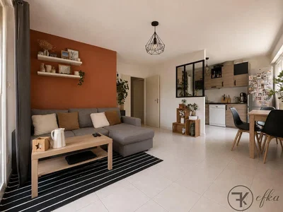 Salón; estilo moderno, suelo de madera, suelo de baldosas, luz natural, renovado