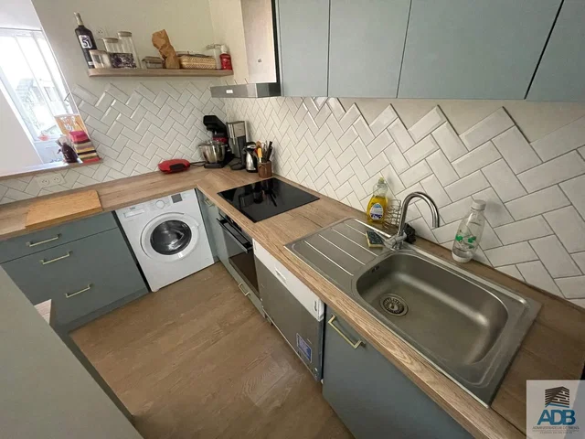 Keuken; keukenapparatuur, houten vloer, tegelvloer