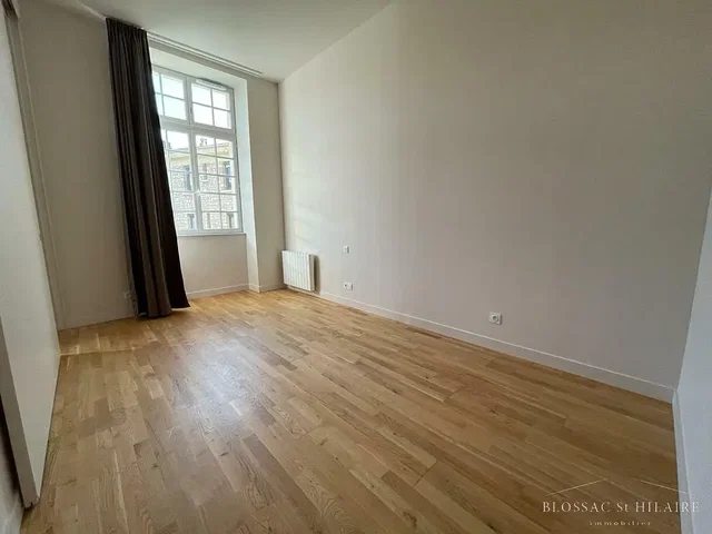 Slaapkamer; houten vloer, natuurlijk licht