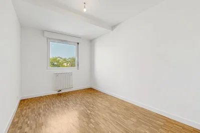 Camera da letto; pavimento in legno, luce naturale, vista