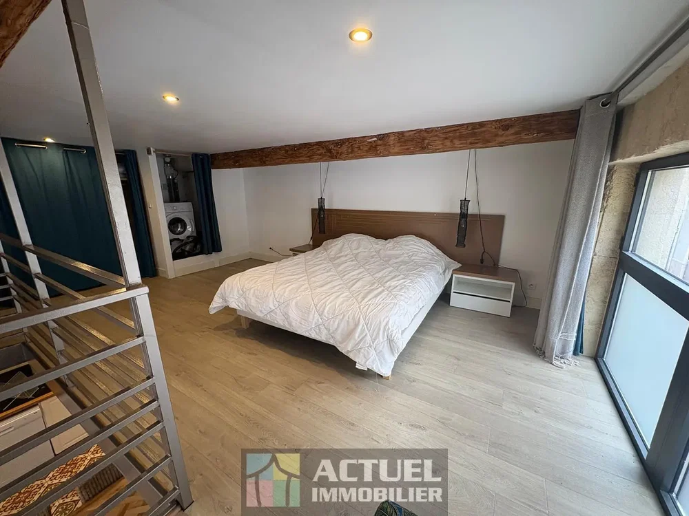 Slaapkamer; houten vloer, natuurlijk licht