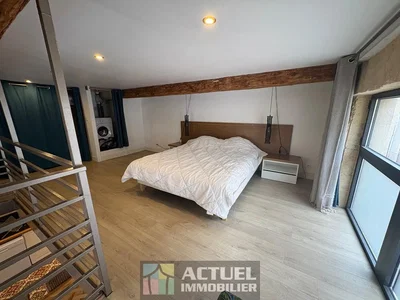 Slaapkamer; houten vloer, natuurlijk licht