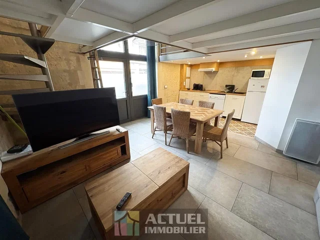 Woonkamer; tegelvloer, natuurlijk licht, keukenapparatuur