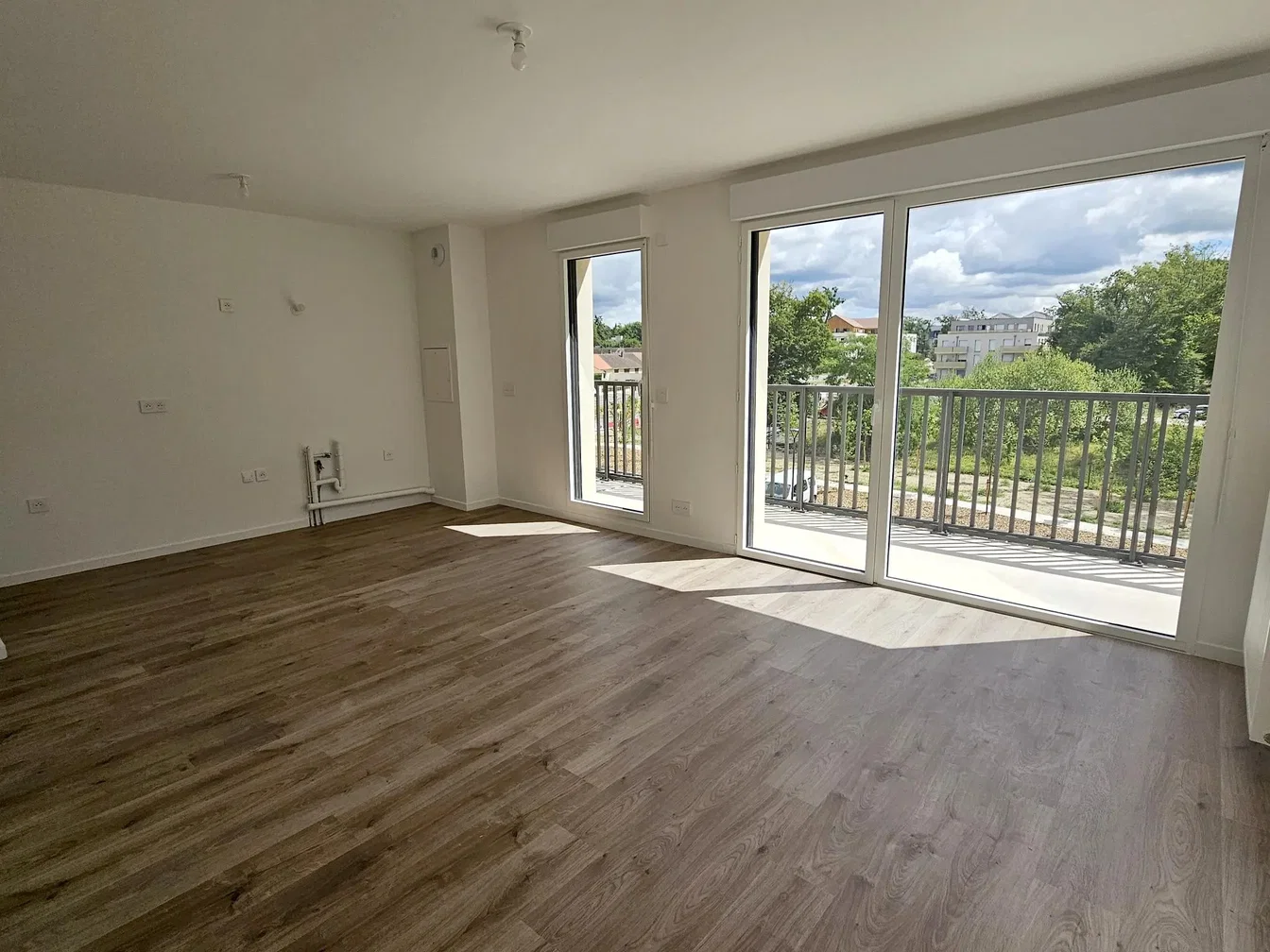 Soggiorno; vista, pavimento in legno, luce naturale
