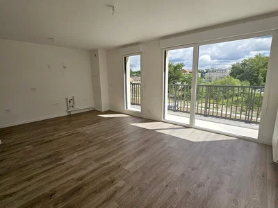 Soggiorno; vista, pavimento in legno, luce naturale