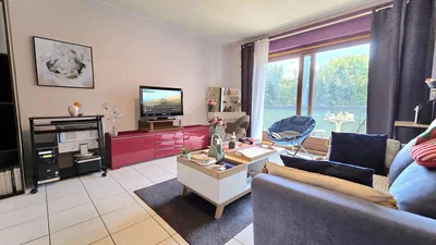 Salón; luz natural, estilo moderno, suelo de baldosas