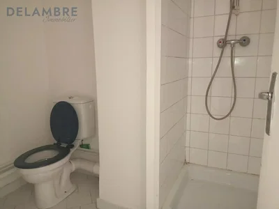 Aseo; suelo de baldosas, necesita renovación