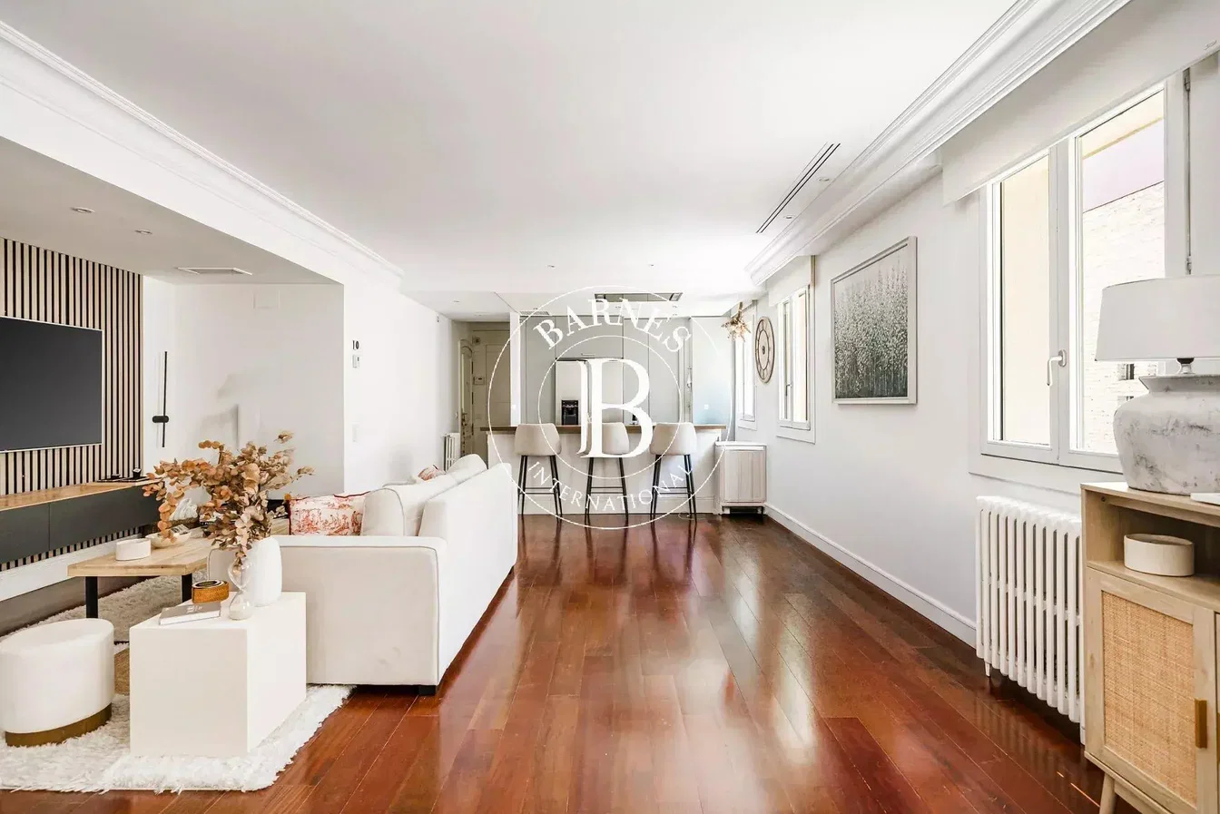 Wohnzimmer; holzboden, tageslicht, moderner stil