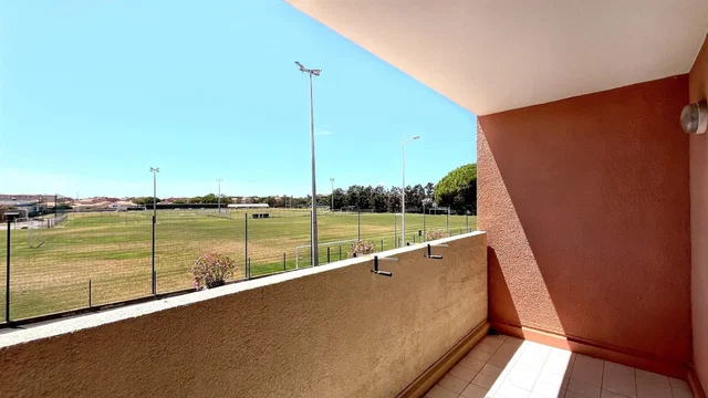 Balcón; vista, suelo de baldosas, luz natural