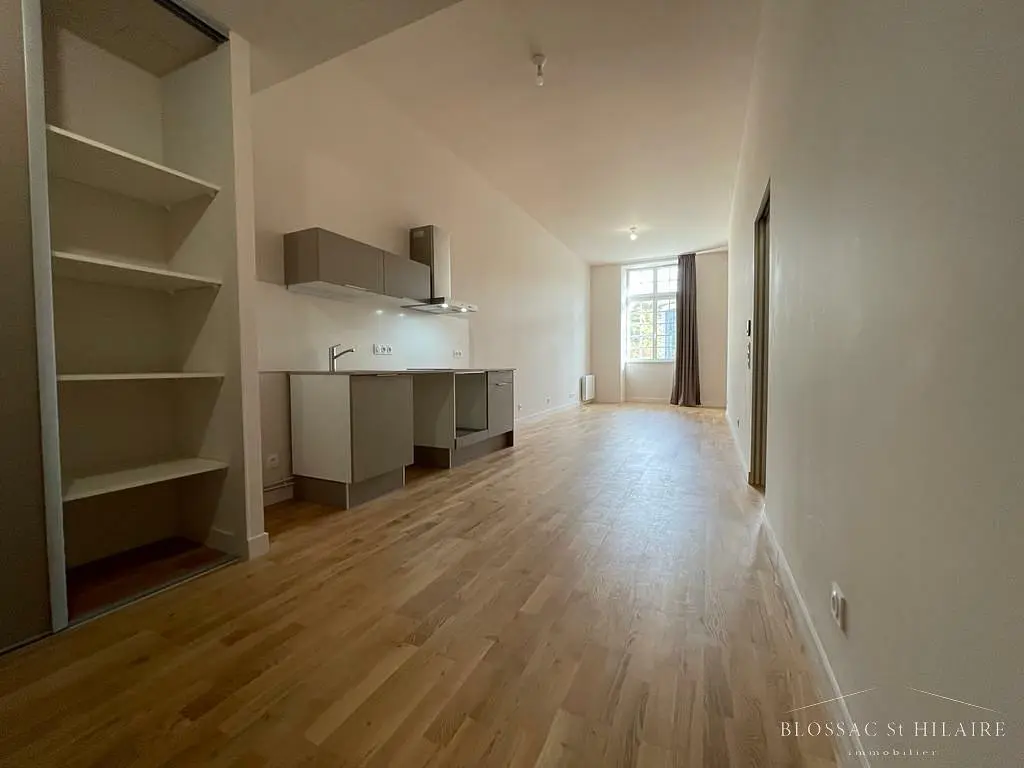 Keuken; keukenapparatuur, houten vloer, natuurlijk licht
