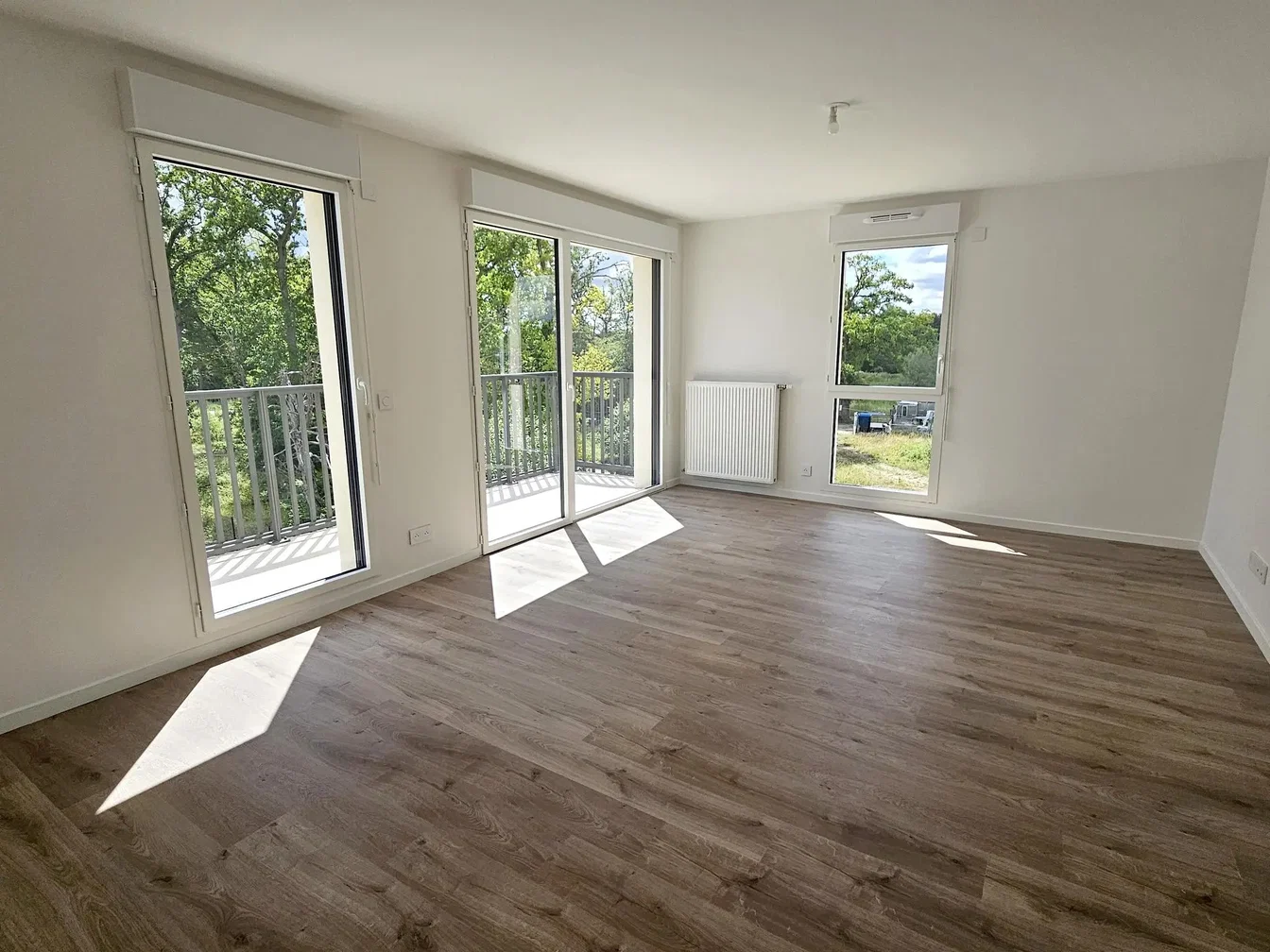 Soggiorno; pavimento in legno, luce naturale, vista