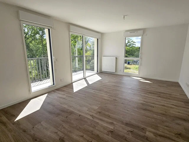 Woonkamer; houten vloer, natuurlijk licht, uitzicht