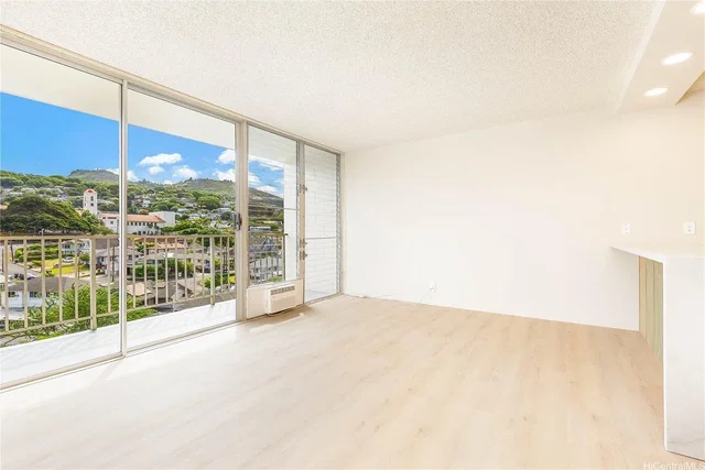Sala de estar; vista, luz natural, chão de azulejo