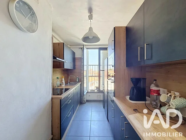Keuken; keukenapparatuur, tegelvloer, natuurlijk licht, renovatie nodig