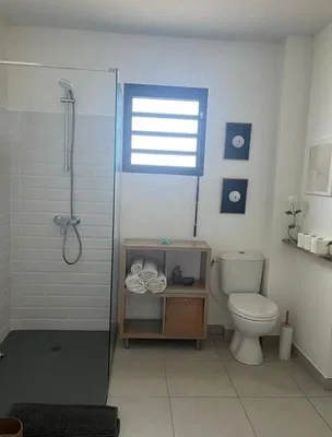 Toilettes; carrelage, lumière naturelle