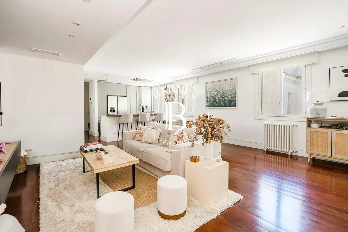 Wohnzimmer; tageslicht, holzboden, moderner stil