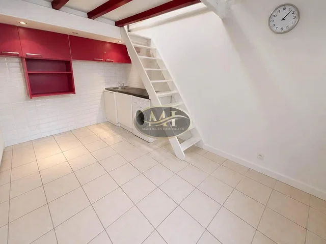 Keuken; tegelvloer, keukenapparatuur